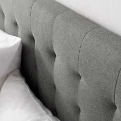 Mørteens Lit capitonné Almonte - Tissu / Hévéa massif - Gris clair -Lits & literie Soldes 1000131989 191031 06201400010 DETAILS P000000001000131989