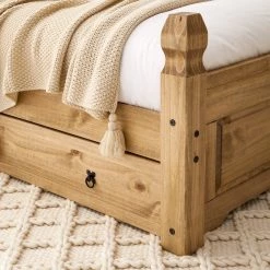 Maison Belfort Lit Finca Rustica - Pin massif - Epicéa naturel -Lits & literie Soldes 1000178059 200507 14114200015 DETAILS P000000001000178059